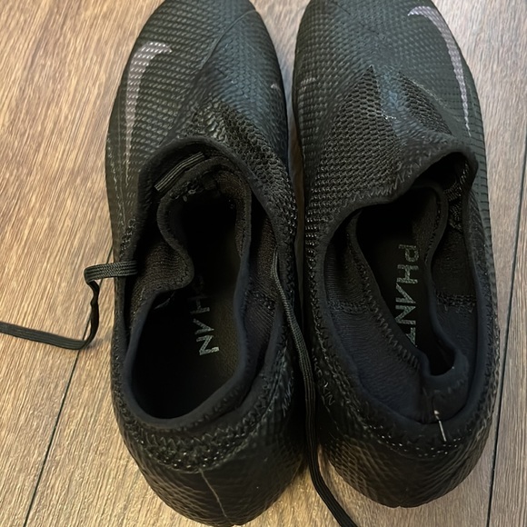 Nike Phantom turf cleats with chin guards - Picture 4 of 10